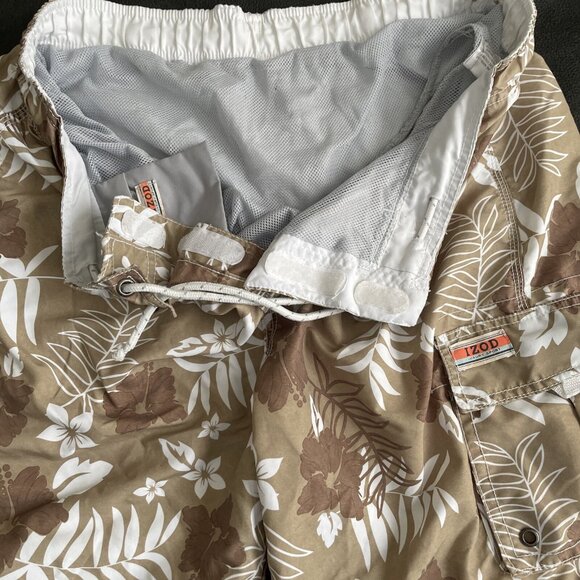IZOD Men’s XL Hawaiian Print Tan and White 40” X 8.5” Cargo Pocket Swim Trunks - Picture 4 of 10